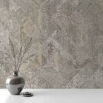 کاغذ دیواری طرح هندسی پتینه نقره‌ ای کد ۱۱۰۲۸