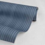 کاغذ دیواری طرح راه راه سرمه‌ ای کد ۱۰۱۸۴ - تصویر 2